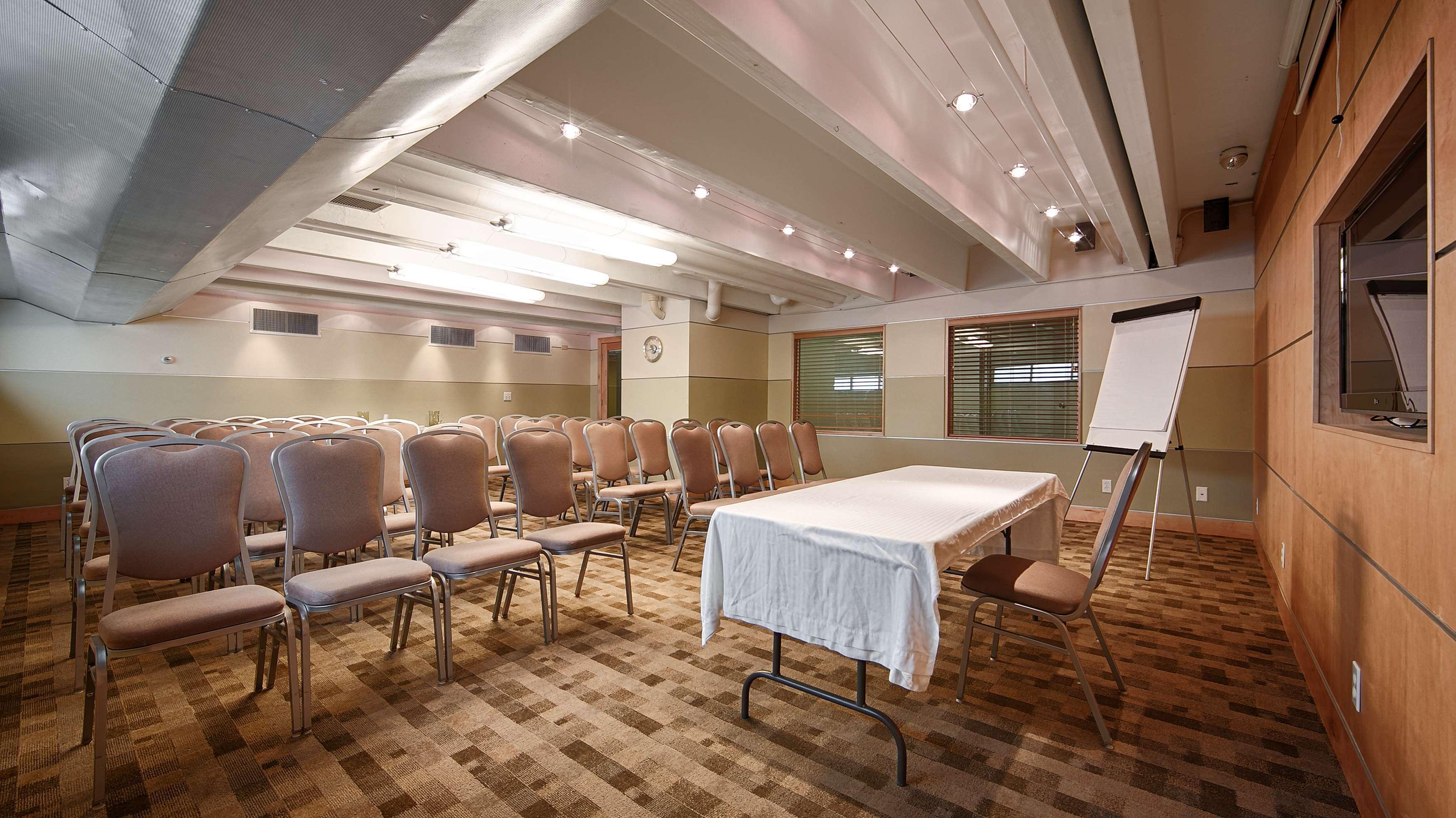Best Western Plus Milwaukee West Екстериор снимка