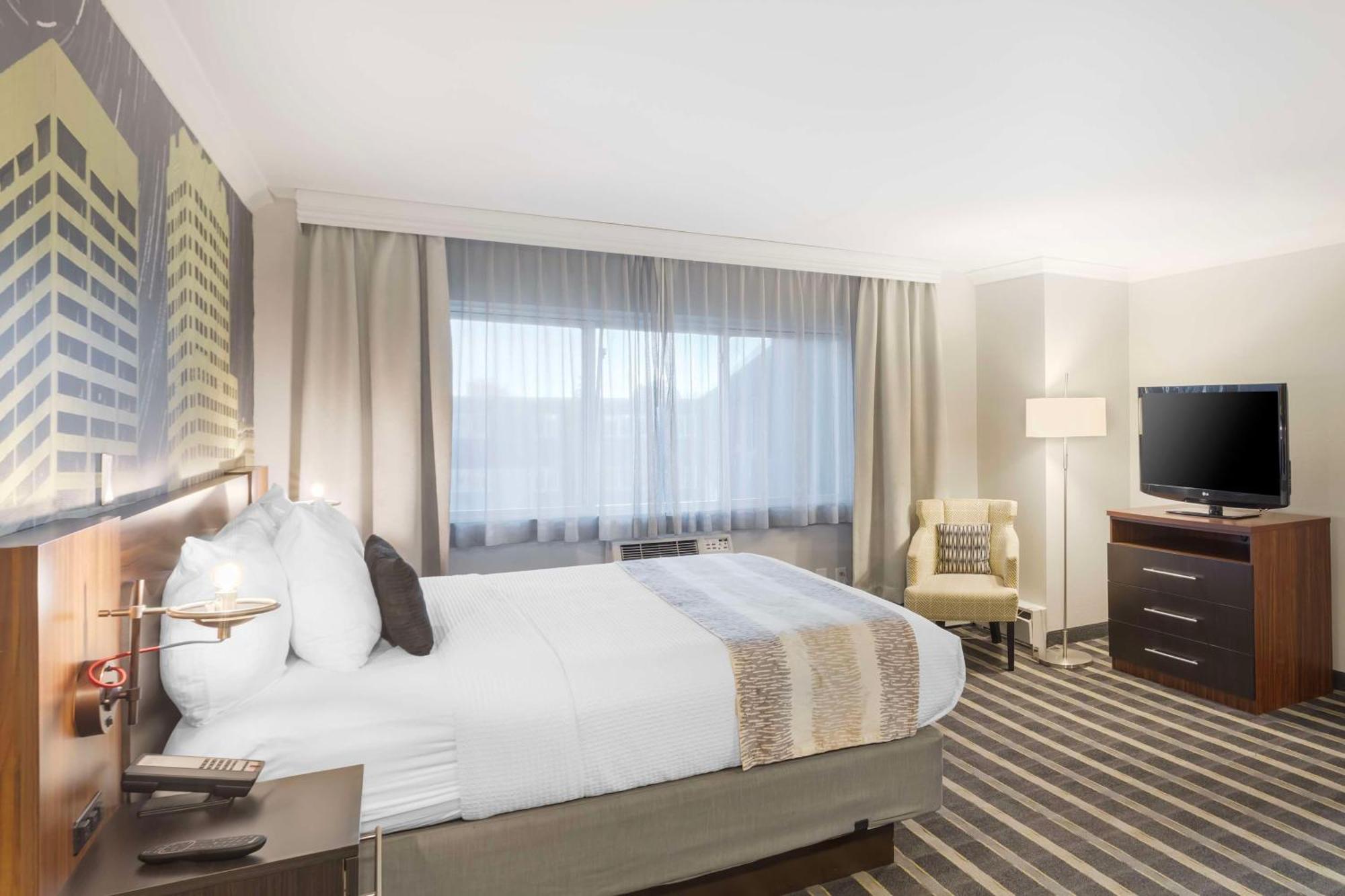 Best Western Plus Milwaukee West Екстериор снимка
