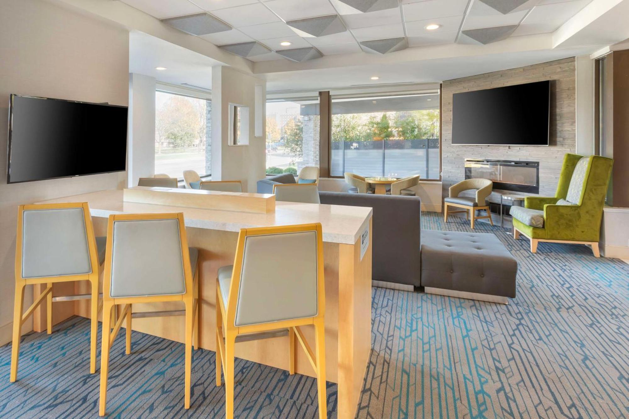 Best Western Plus Milwaukee West Екстериор снимка