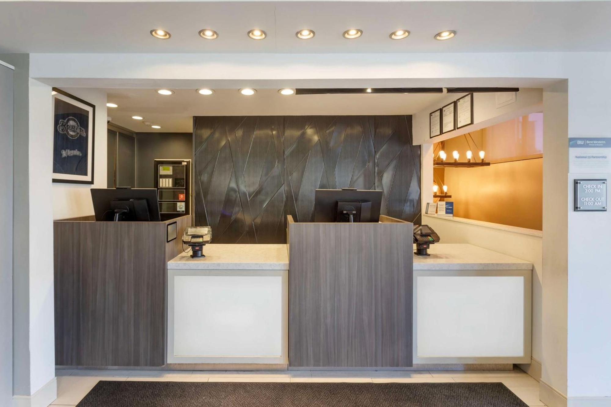 Best Western Plus Milwaukee West Екстериор снимка
