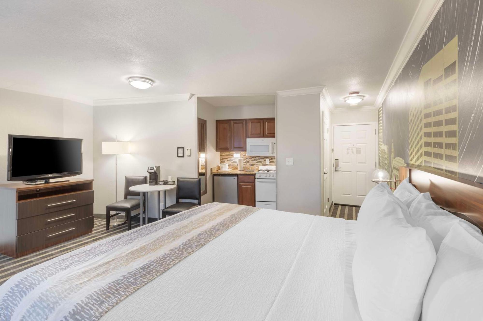 Best Western Plus Milwaukee West Екстериор снимка