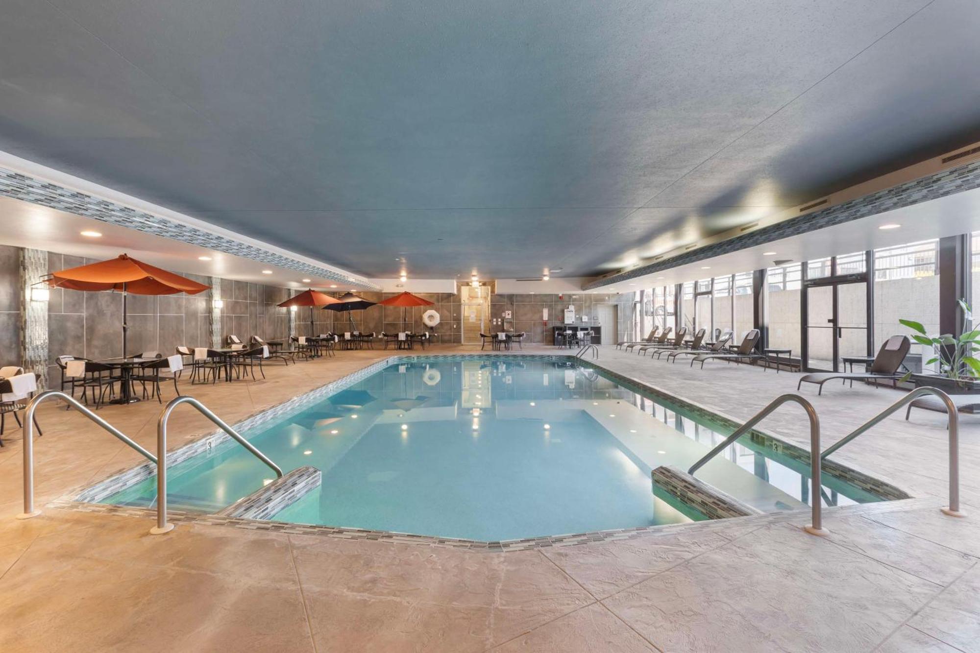 Best Western Plus Milwaukee West Екстериор снимка