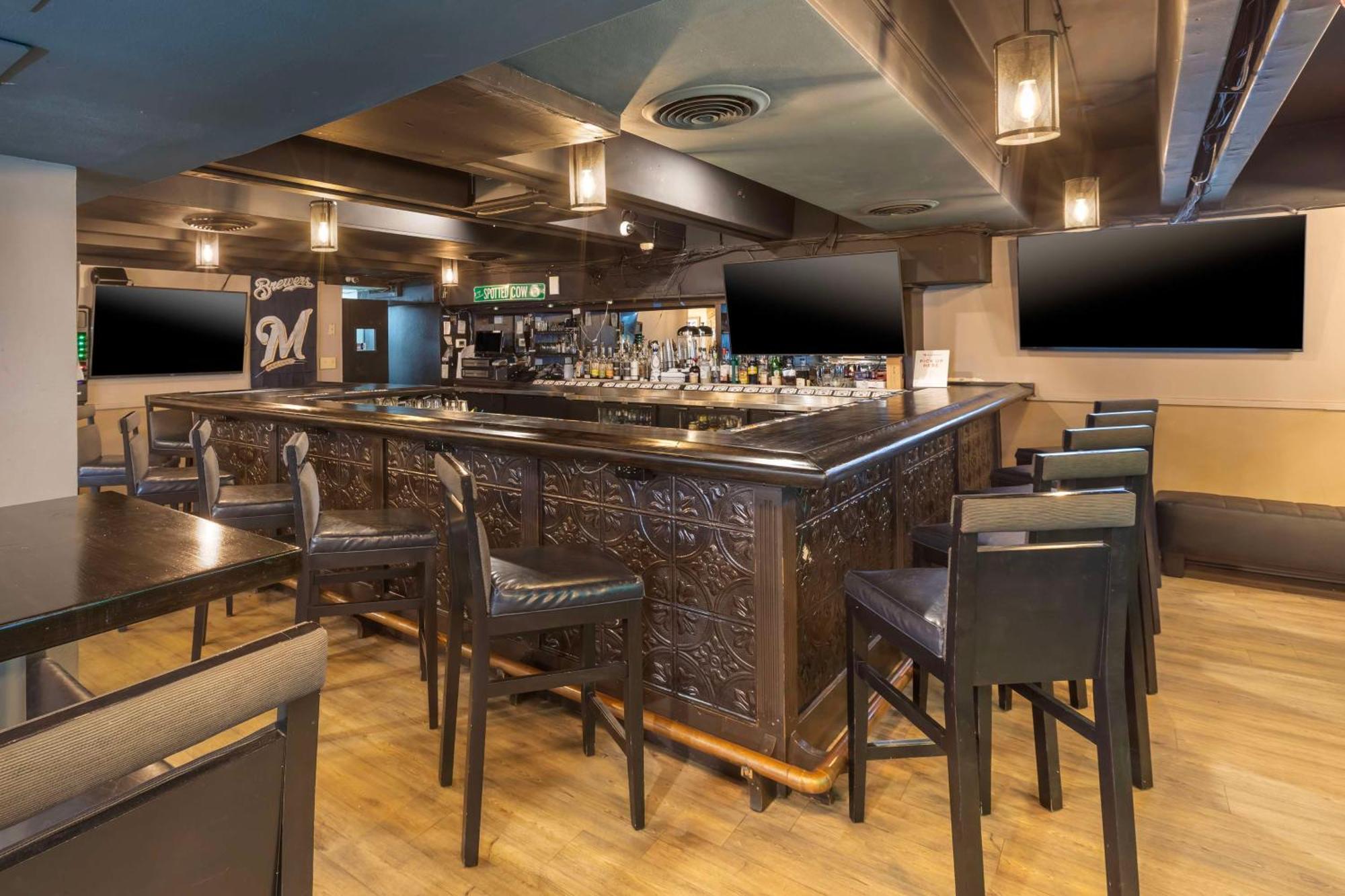 Best Western Plus Milwaukee West Екстериор снимка