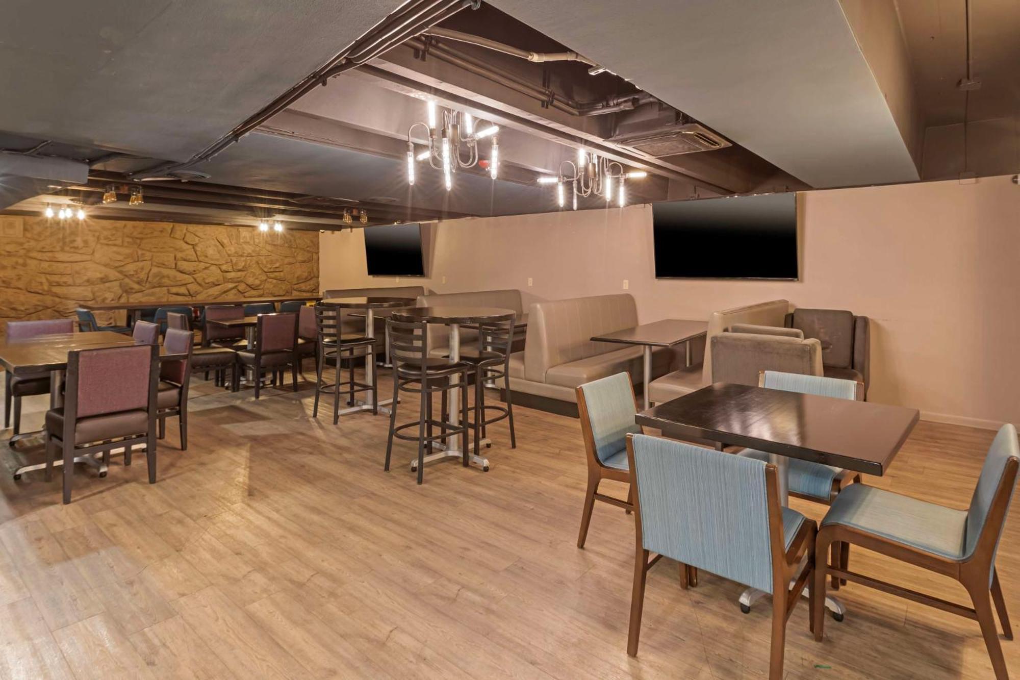 Best Western Plus Milwaukee West Екстериор снимка