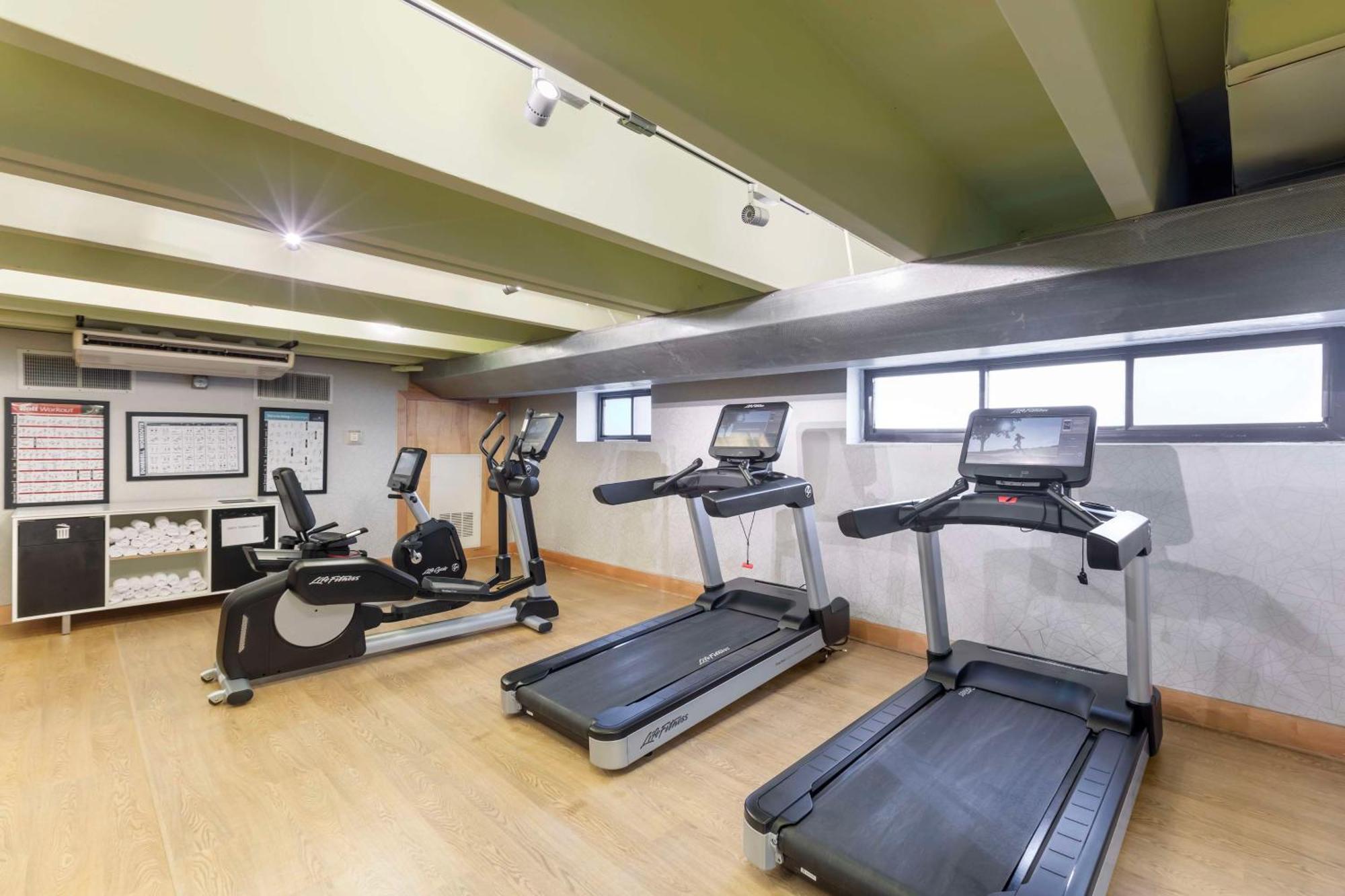 Best Western Plus Milwaukee West Екстериор снимка