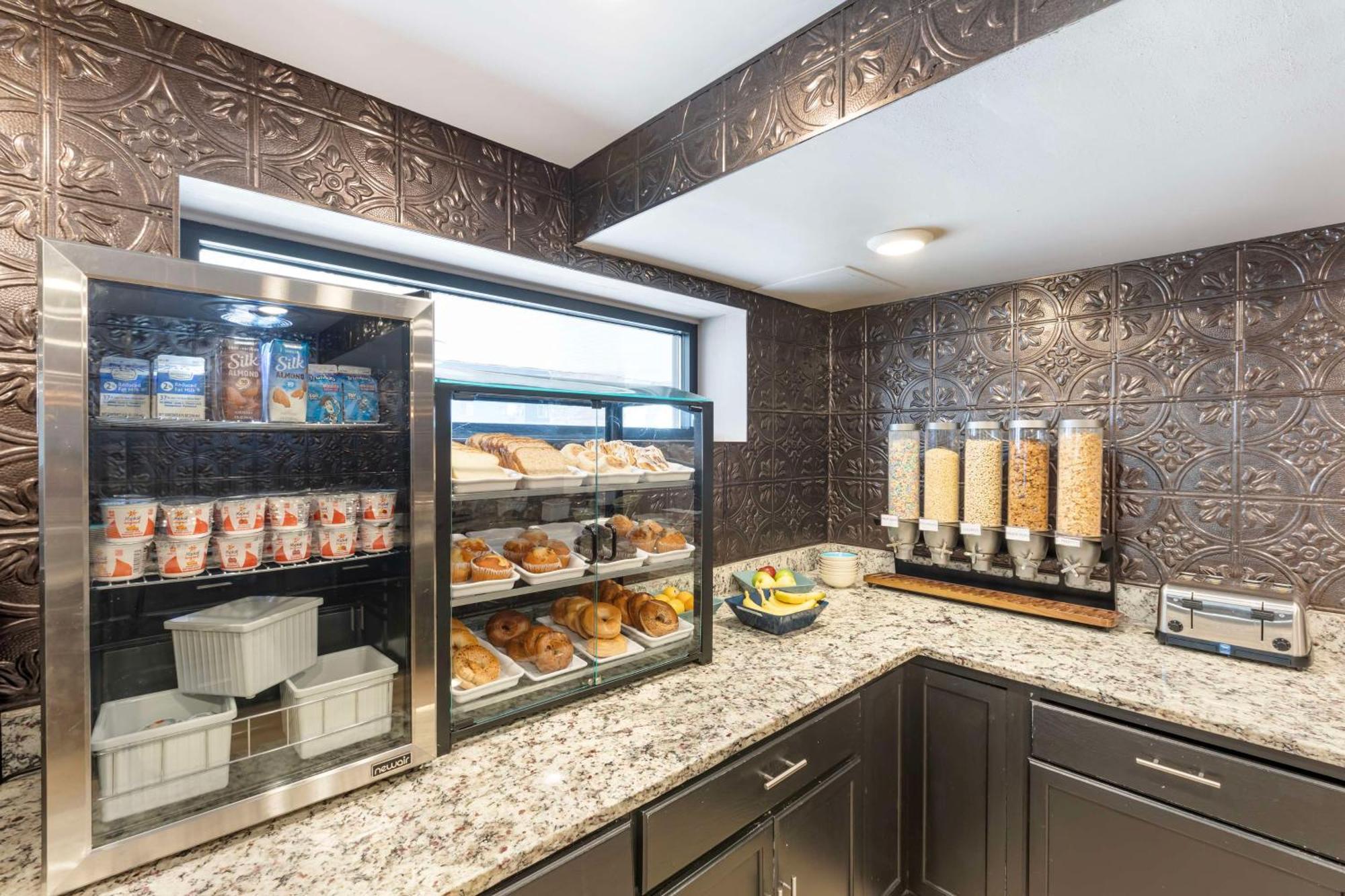 Best Western Plus Milwaukee West Екстериор снимка