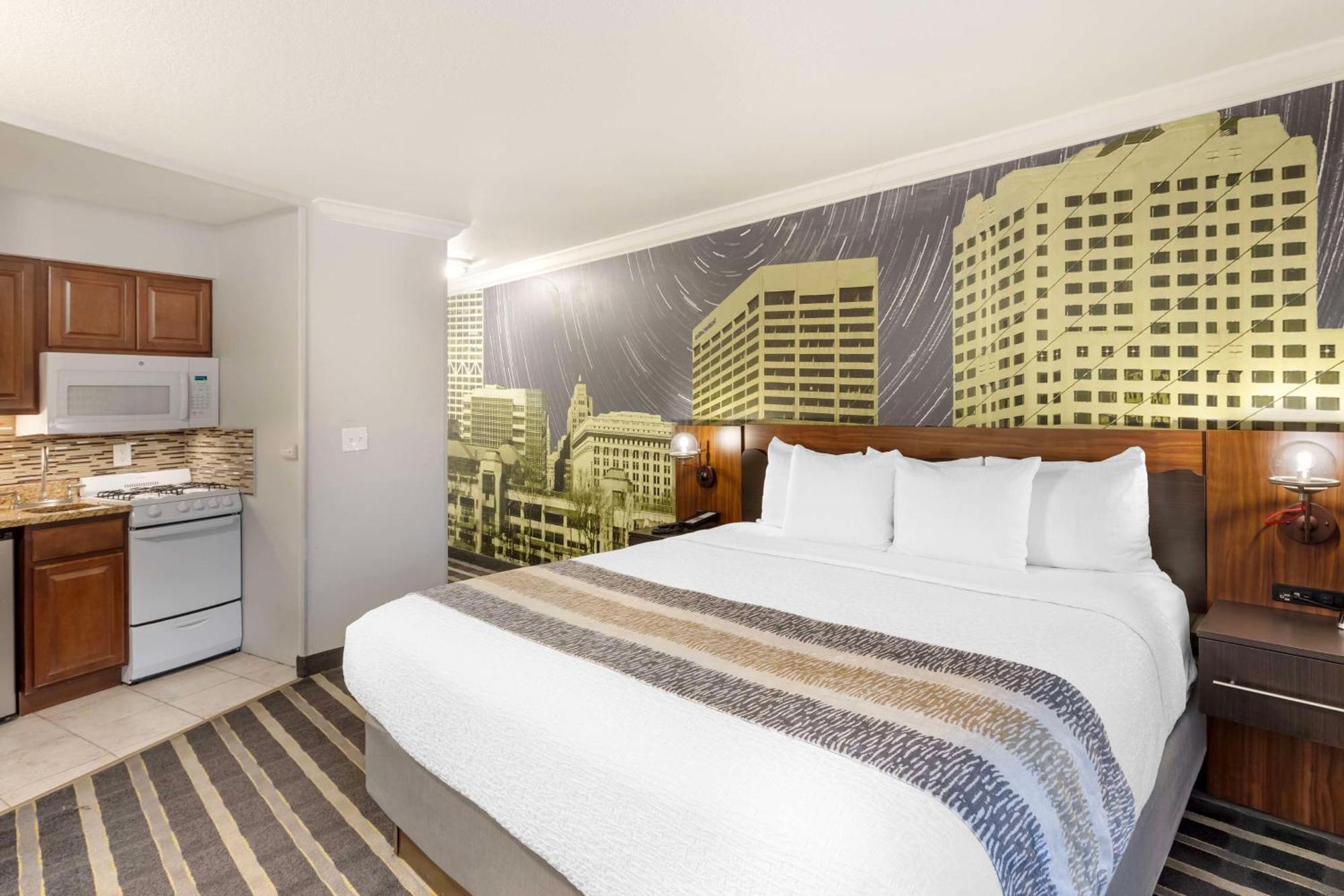 Best Western Plus Milwaukee West Екстериор снимка