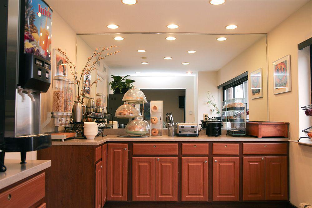 Best Western Plus Milwaukee West Ресторант снимка